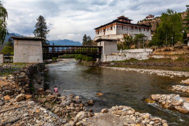 Paro, Butan 'daki Paro Chhu nehri üzerindeki dzong köprüsü.