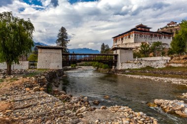 Paro, Butan, Asya 'daki Paro Chhu nehri üzerindeki dzong köprüsü.
