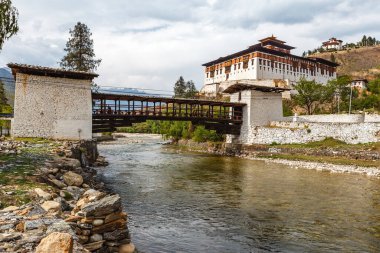 Paro, Butan, Asya 'daki Paro Chhu nehri üzerindeki dzong köprüsü.