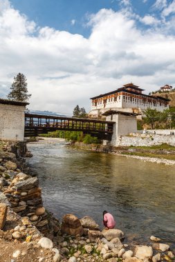 Paro, Butan, Asya 'daki Paro Chhu nehri üzerindeki dzong köprüsü.