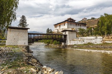 Paro, Butan, Asya 'daki Paro Chhu nehri üzerindeki dzong köprüsü.