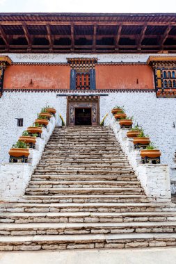 Paro Bhutan, Asya 'daki Paro Rinpun Dzong manastırının girişine doğru merdivenler.