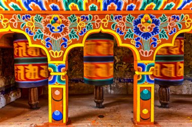 Lhuntse, Butan, Asya 'daki Luentshe Dzong manastırında dönen dua çarkları.