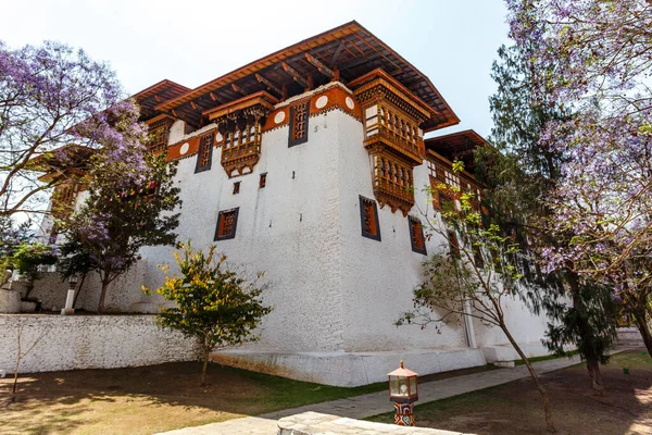 Außenansicht Von Punakha Dzong Mit Seinen Berühmten Jacaranda Bäumen Punakha — Stockfoto