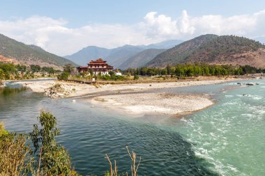 Punakha Dzong Manastırı 'na ve Mo Chhu nehri, Butan, Asya manzarasına bakın.