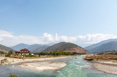 Punakha Dzong Manastırı 'na ve Mo Chhu nehri, Butan, Asya manzarasına bakın.