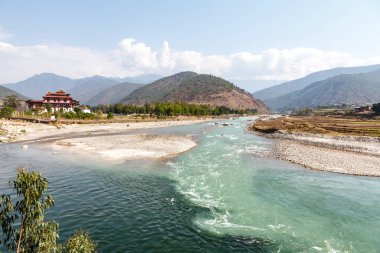 Punakha Dzong Manastırı 'na ve Mo Chhu nehri, Butan, Asya manzarasına bakın.