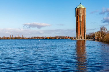 Aalsmeer 'deki Westeinder Plassen Gölü' ndeki Art deco su kulesi - Noord-Holland - Hollanda, Avrupa