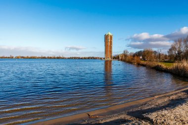 Aalsmeer 'deki Westeinder Plassen Gölü' ndeki Art deco su kulesi - Noord-Holland - Hollanda, Avrupa