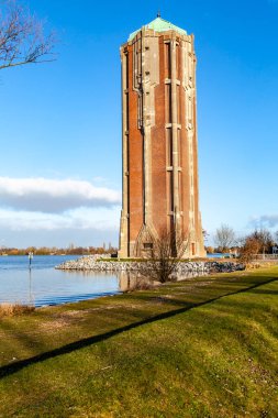 Aalsmeer 'deki Westeinder Plassen Gölü' ndeki Art deco su kulesi - Noord-Holland - Hollanda, Avrupa