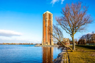 Aalsmeer 'deki Westeinder Plassen Gölü' ndeki Art deco su kulesi - Noord-Holland - Hollanda, Avrupa