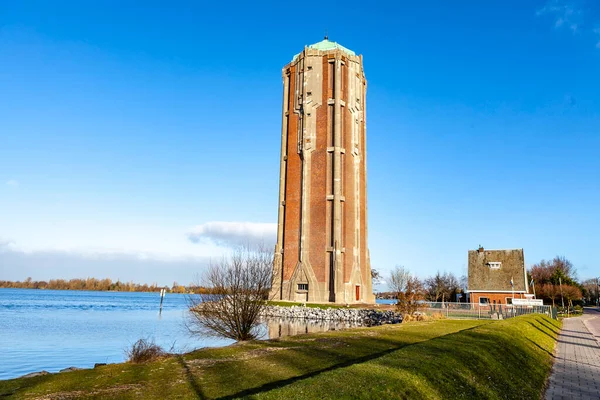 Aalsmeer 'deki Westeinder Plassen Gölü' ndeki Art deco su kulesi - Noord-Holland - Hollanda, Avrupa