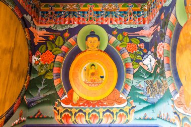 Orta Bhutan 'daki Phobjikha Vadisi' ndeki Gangtey Goemba Manastırı 'nda Efendi Buddha ile duvar resmi - Asya