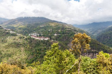 Orta Butan, Butan, Asya 'daki yeşil dağlardaki Trongsa Dzong manastırına bakın.