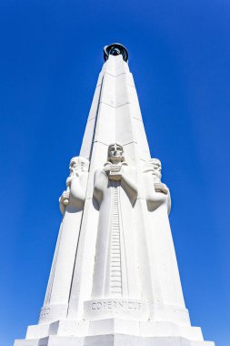 Astronomlar Anıtı (yerel sanatçı Archibald Garner tarafından tasarlandı) Los Angeles, Kaliforniya 'daki Griffith Gözlemevi önünde bulunmaktadır.