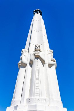 Astronomlar Anıtı (yerel sanatçı Archibald Garner tarafından tasarlandı) Los Angeles, Kaliforniya 'daki Griffith Gözlemevi önünde bulunmaktadır.