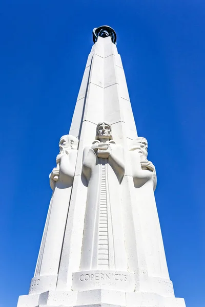 カリフォルニア州ロサンゼルスのグリフィス天文台前にある天文学者記念碑 地元の芸術家アーチボルド ガーナーによる設計 — ストック写真