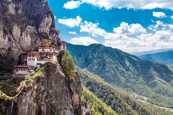Paro, Butan 'daki Kaplan Yuvası Manastırı' na (Taktshang Goemba) bakın.
