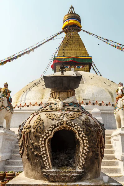 尼泊尔加德满都Boudhinath寺前的一个五彩缤纷的祈祷炉 周围有一些烟 多彩的祈祷旗挂在庙宇的屋顶上 精神方面 — 图库照片