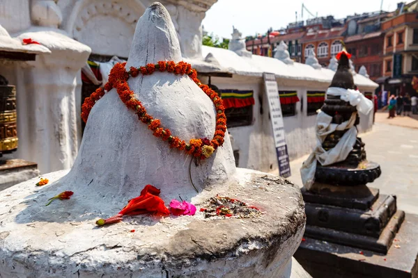 Linga Blanca Con Flores Naranjas Boudinath Stupa Katmandú Nepla Asia —  Fotos de Stock