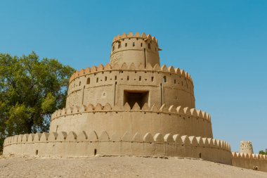 Al Ain, Abu Dabi, Birleşik Arap Emirlikleri, Arabistan 'daki Al Jahili Kalesi' nin dış ve kuleleri.