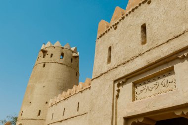 Al Ain, Abu Dabi 'deki Al Jahili Kalesi' nin dış ve giriş kapısı, Birleşik Arap Emirlikleri, Arabistan