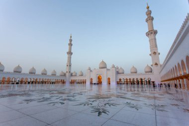 Abu Dabi 'deki Şeyh Zayed Büyük Camii' nde gün batımı, Birleşik Arap Emirlikleri, Arabistan