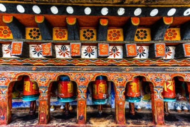 Batı Butan, Paro Vadisi 'ndeki Kyichu Lhakhang tapınağında zengin dekore edilmiş dua çarkları