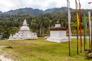 Beyaz stupa ve dağlardaki tapınak Chendebji Chorten, Phobjikha Vadisi, Butan, Asya