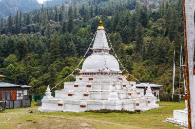 Beyaz stupa ve dağlardaki tapınak Chendebji Chorten, Phobjikha Vadisi, Butan, Asya