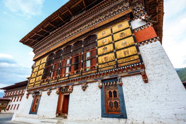 Thimphu, Butan, Asya 'daki Trashi Chhoe Dzong manastırının dışında.