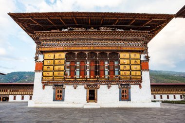 Thimphu, Butan, Asya 'daki Trashi Chhoe Dzong manastırının dışında.