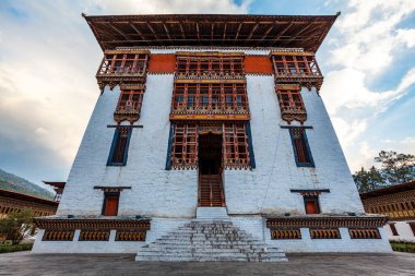 Thimphu, Butan, Asya 'daki Trashi Chhoe Dzong manastırının dışında.