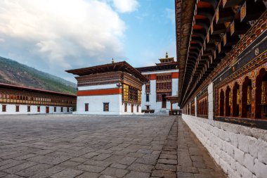 Thimphu, Butan, Asya 'daki Trashi Chhoe Dzong manastırının dışında.