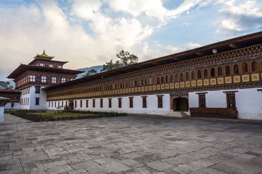 Thimphu, Butan, Asya 'daki Trashi Chhoe Dzong manastırının dışında.