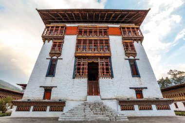 Thimphu, Butan, Asya 'daki Trashi Chhoe Dzong manastırının dışında.