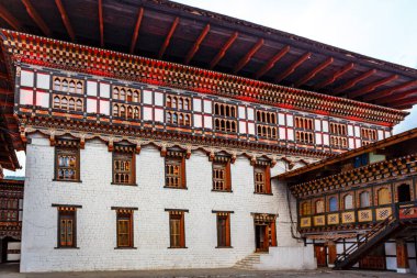 Thimphu, Butan, Asya 'daki Trashi Chhoe Dzong manastırının dışında.