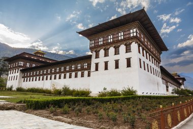 Thimphu, Butan, Asya 'daki Trashi Chhoe Dzong manastırının dışında.