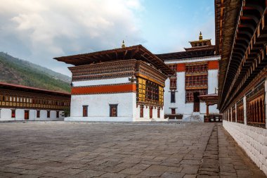 Thimphu, Butan, Asya 'daki Trashi Chhoe Dzong manastırının dışında.