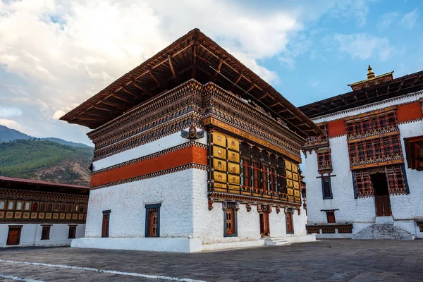 Thimphu, Butan, Asya 'daki Trashi Chhoe Dzong manastırının dışında.