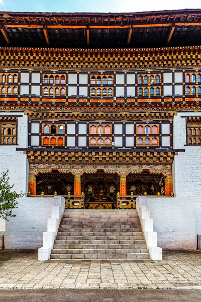 Thimphu, Butan, Asya 'daki Trashi Chhoe Dzong manastırının dışında.