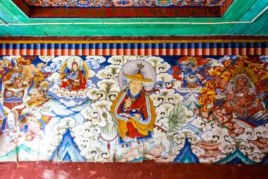 Phobjikha Vadisi, Orta Butan, Asya 'daki Gangtey Goemba manastırının içindeki renkli duvar resmi.