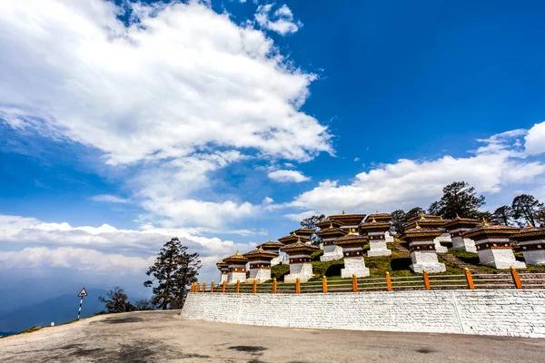 ブータン西部のヒマラヤのドーチュラパスの上にあるドーチュラチョルテンや仏塔 アジア — ストック写真