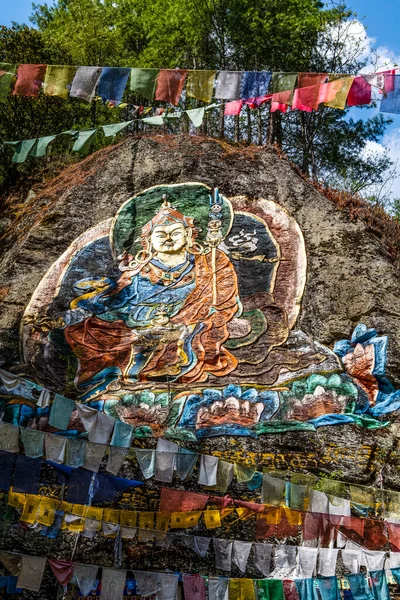 Imagem Colorida Guru Rinpoche Topo Uma Rocha Perto Mosteiro Tango — Fotografia de Stock