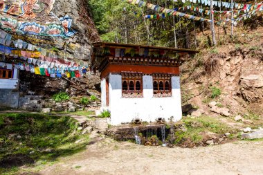 Bhutan, Asya 'daki Tango Goemba manastırı yakınlarındaki dağlarda küçük bir tapınak.