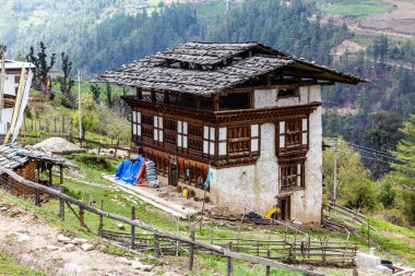 Orta Bhutan, Asya 'daki yeşil dağlardaki bir Bhutanese çiftçi evinin manzarası