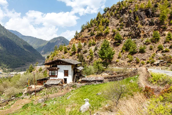Blick Auf Ein Bhutanisches Bauernhaus Den Grünen Bergen Zentralbhutan Asien — Stockfoto