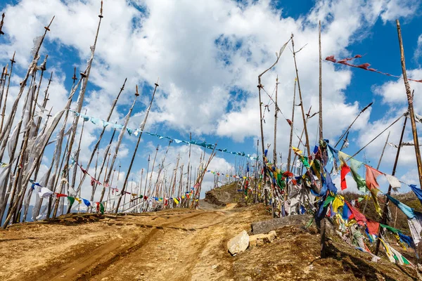 Orta Bhutan Asya Daki Chelela Noktasında Dağın Tepesinde Dua Bayrakları — Stok fotoğraf