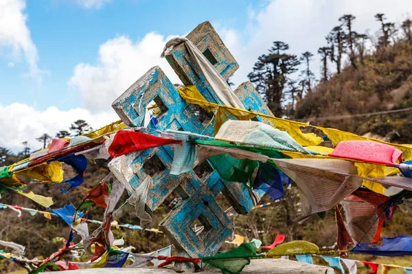 Kolorowe Flagi Modlitewne Zawiązane Wokół Drewnianego Węzła Buddyjskiego Symbolu Bumthang — Zdjęcie stockowe