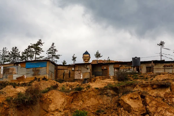 Golden Buddha Head Slum Houses Thimphu Bhutan Asia — 图库照片